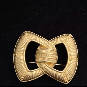 Givenchy vintage brooch/pin
